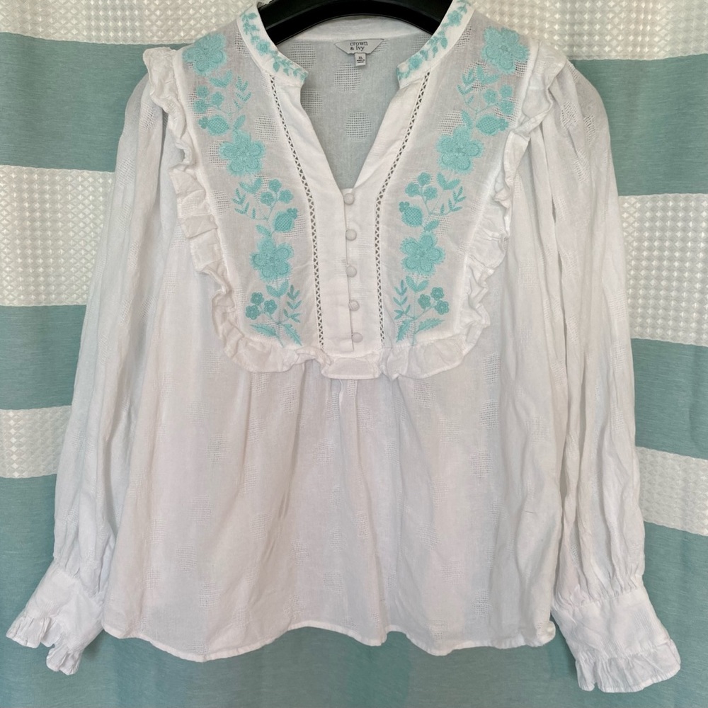 Crown and ivy Nwot embroidered top